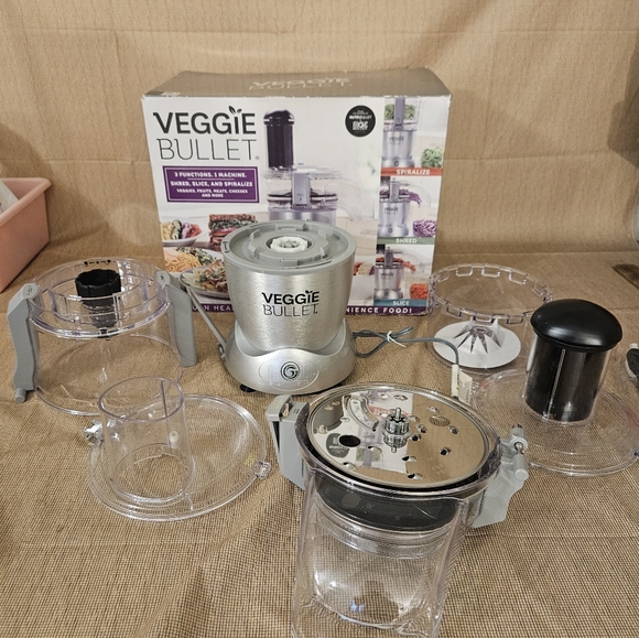 Veggie Bullet 12 piece Set 3 Functions Slice-Shred-Spiralize Food Processor NIB - Picture 9 of 12